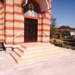 štampani beton ispred crkve sa stepeništem