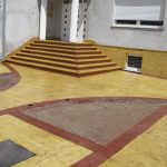 štampani beton u dvorištu sa sportskim dizajnom