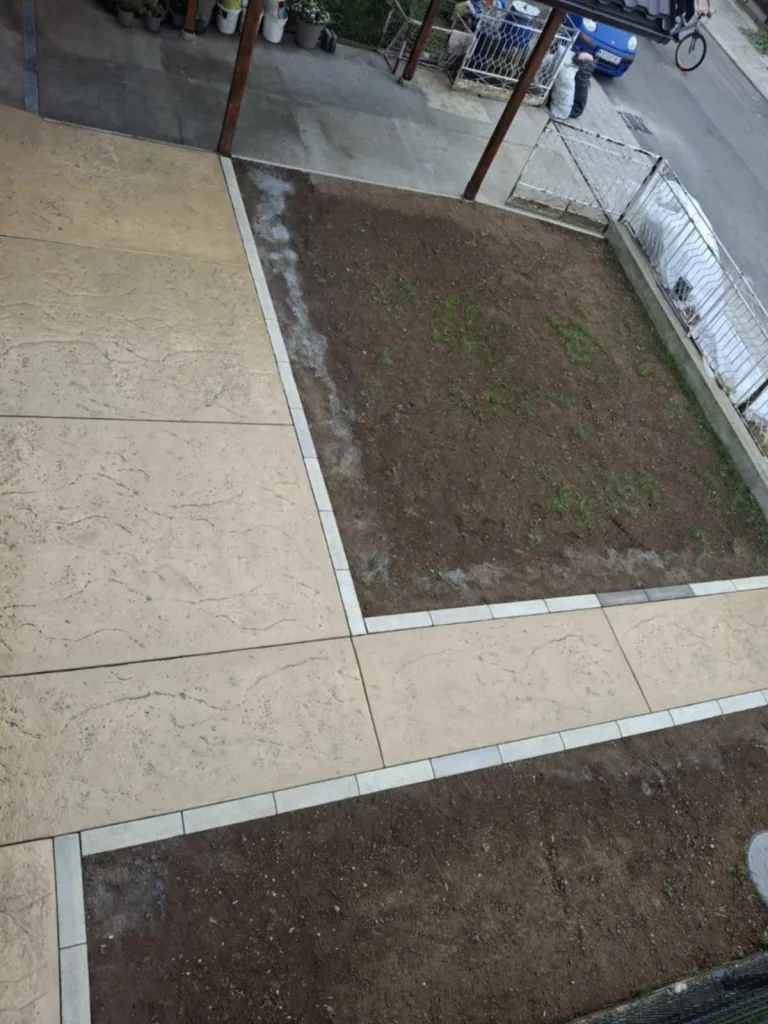 privatno dvorište sa štampanim betonom