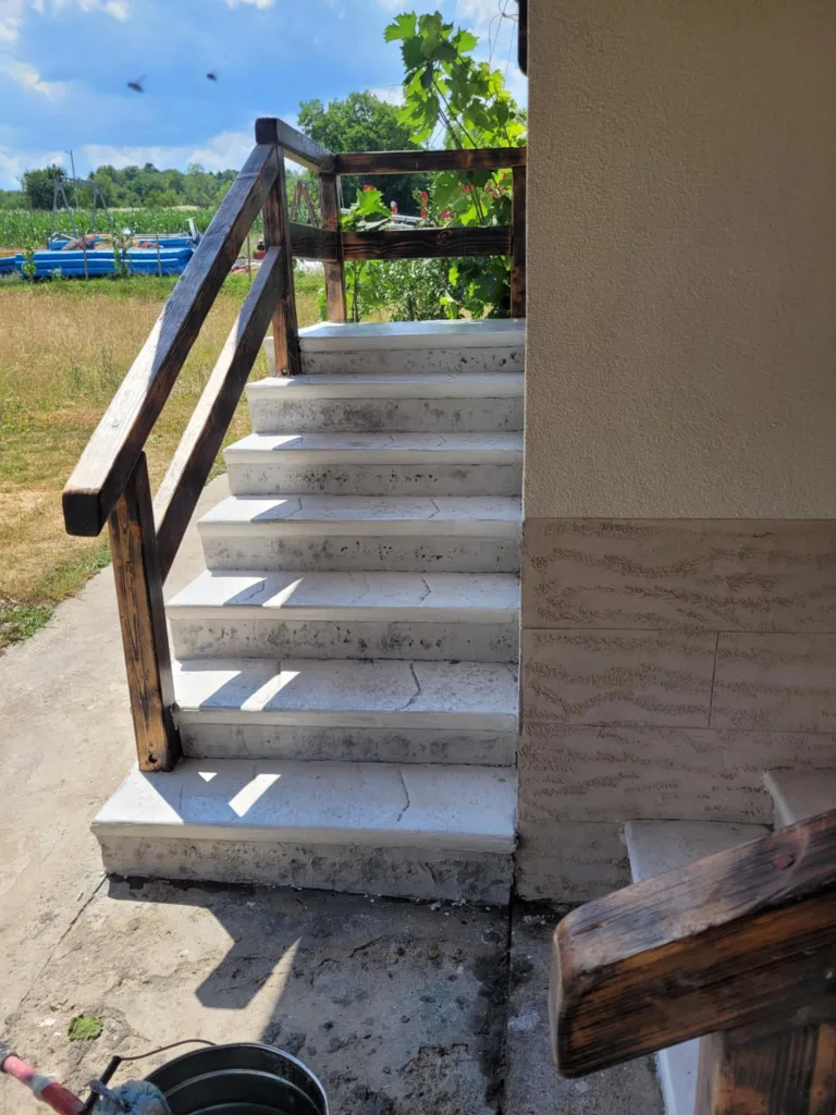 Spoljašnja betonska površina u Savranama