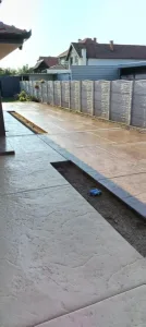 Pešačka staza od štampanog betona u dvorištu