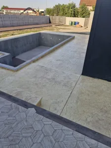 Štampani beton oko bazena – detalj završne obrade