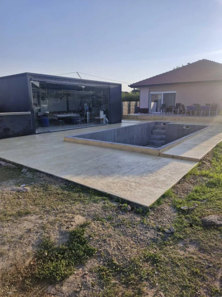 Prostor oko bazena urađen štampanim betonom