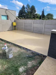 Letnjikovac i betonska površina od štampanog betona